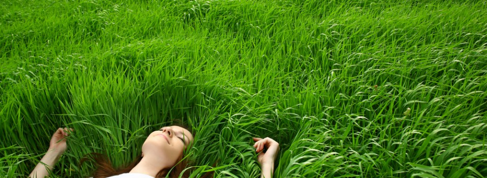 Personne allongée paisiblement dans l'herbe